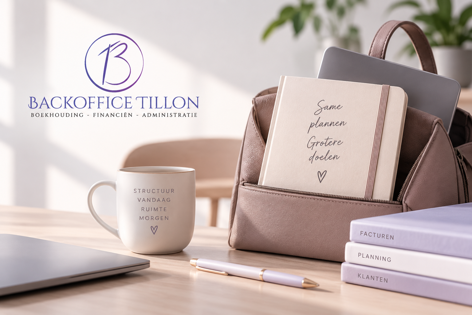  Bureau met laptop, tas, boekentas met schrift in en een paar boeken. Het logo van Backoffice Tillon
